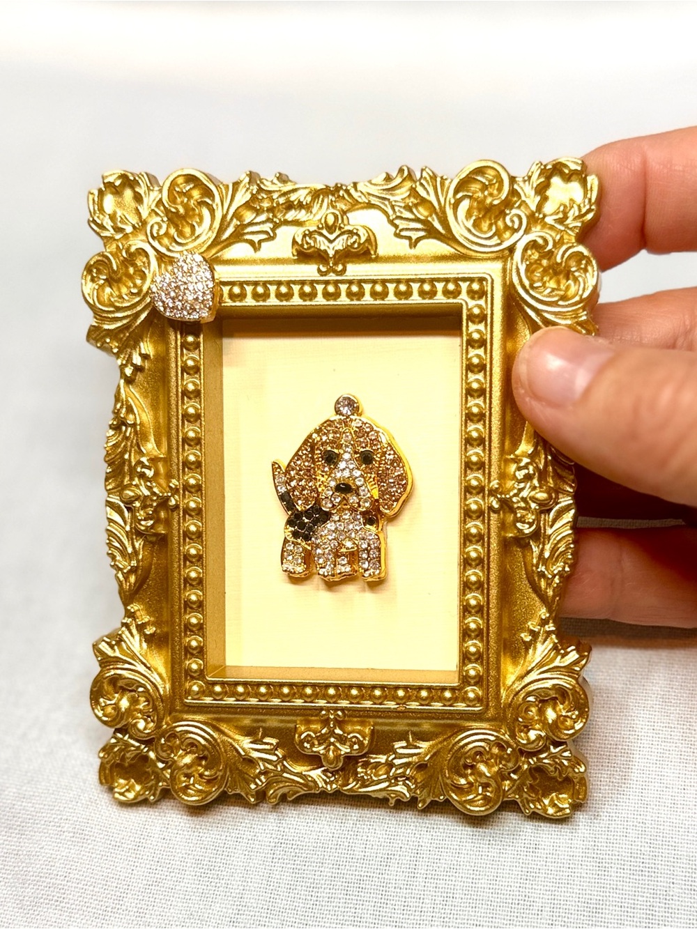 Hand Crafted Gold Ornate Frame with Sparkling Beagle on Linen Cardstock - Picture 3 of 4